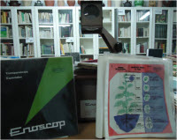 Enoscop Standar (Retroproyector) Enosa y carpeta de transparencias. Año 1975