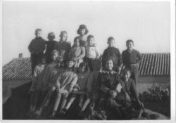 Grupo de alumnos y maestra de la Escuela Unitaria del Campillo de Arriba (Fuente Álamo). Curso 1964-65 Grupo de alumnos y maestra de la Escuela Unitaria del Campillo de Arriba (Fuente Álamo). Curso 1964-65