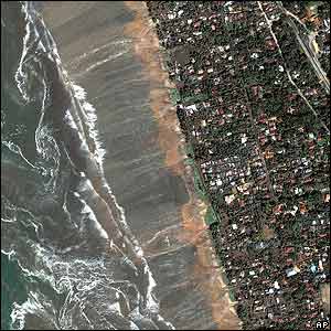 Fotografia del tsunami en Indonesia, 2005.