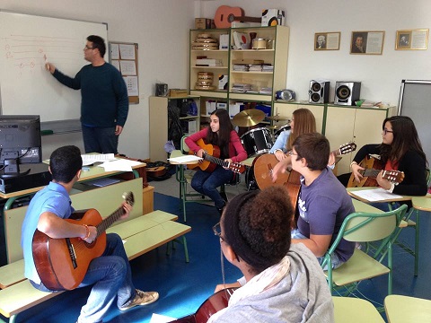 Un alumno da clases de guitarra en los recreos Un alumno da clases de guitarra en los recreos