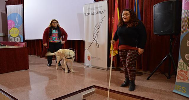 Visita de la presidenta de la Asociación de Usuarios de Perros Guía de la Región de Murcia al IES Los Albares