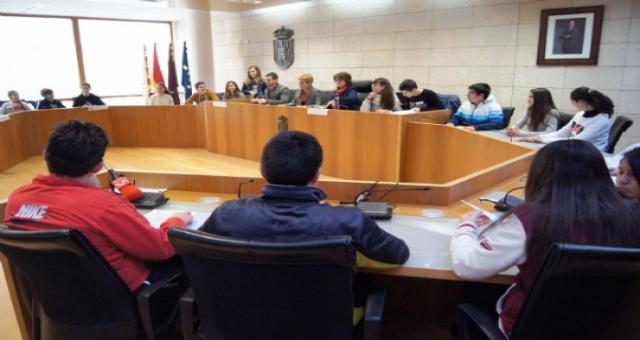 Los alumnos de 3º de ESO del Reina Sofía de Totana celebran un pleno juvenil en el Ayuntamiento
