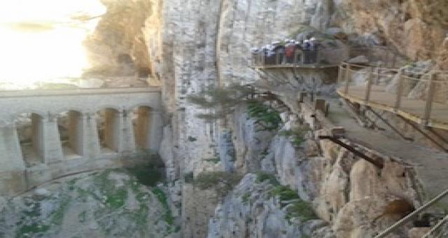 Estudiantes del IES Alcántara, el primer grupo en cruzar el Caminito del Rey. Estudiantes del IES Alcántara, el primer grupo en cruzar el Caminito del Rey.