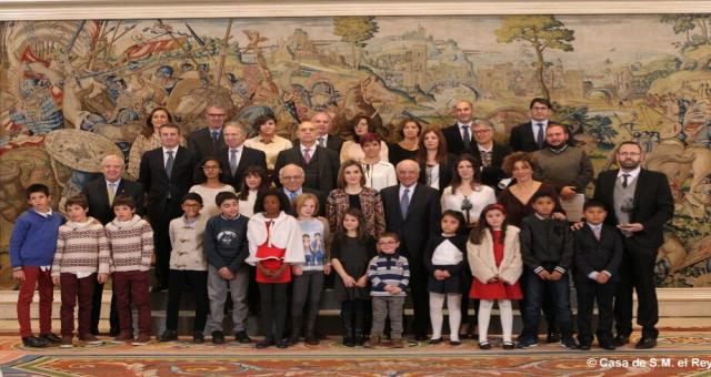 Foto de grupo en el Palacio de la Zarzuela tras la entrega del premio