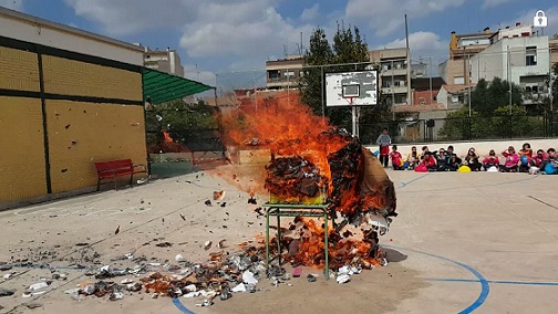 XIII Semana Cultural del CEIP Pintor Pedro Flores. La gran sardina realizada por cuarto de Primaria, siendo quemada en el patio del colegio.