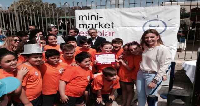 Descripción: Más de 450 alumnos de Primaria y Secundaria venden los productos de sus 18 miniempresas en el mercado de Lorca