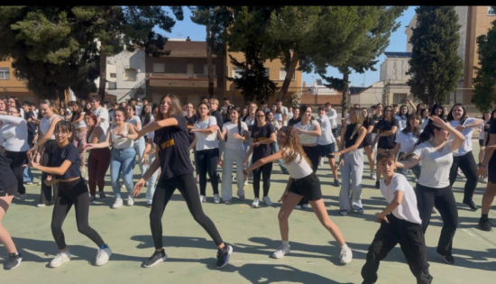 MÁS DE 300 ALUMNOS DEL IES MARÍA CEGARRA SALCEDO BAILANDO
