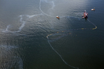 Barcos trabajan en la zona del vertido. | Reuters