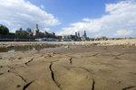 El cauce del río Elba a su paso por Dresde (Alemania) ha caído por la escasez de lluvia. | AFP