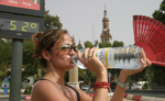 Una turista se refresca en Sevilla el pasado fin de semana. | Fernando Ruso