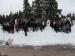 Grupo de alumnos y profesores moldeando esculturas en la nieve, en Haapavesi, Finlandia.